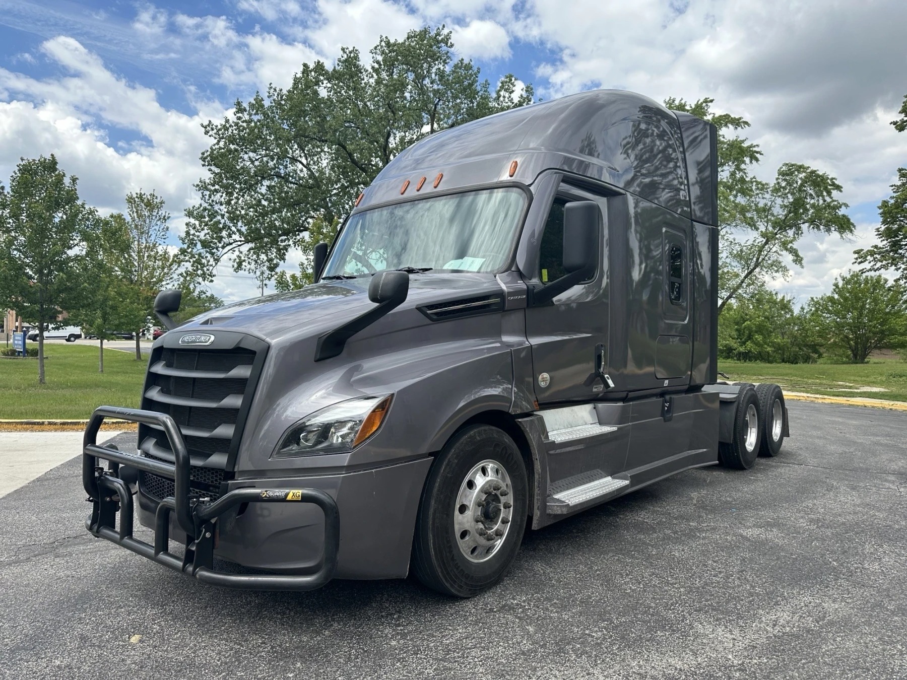 Freightliner Cascadia 126 vs. Kenworth T680 - SHARERIG.COM